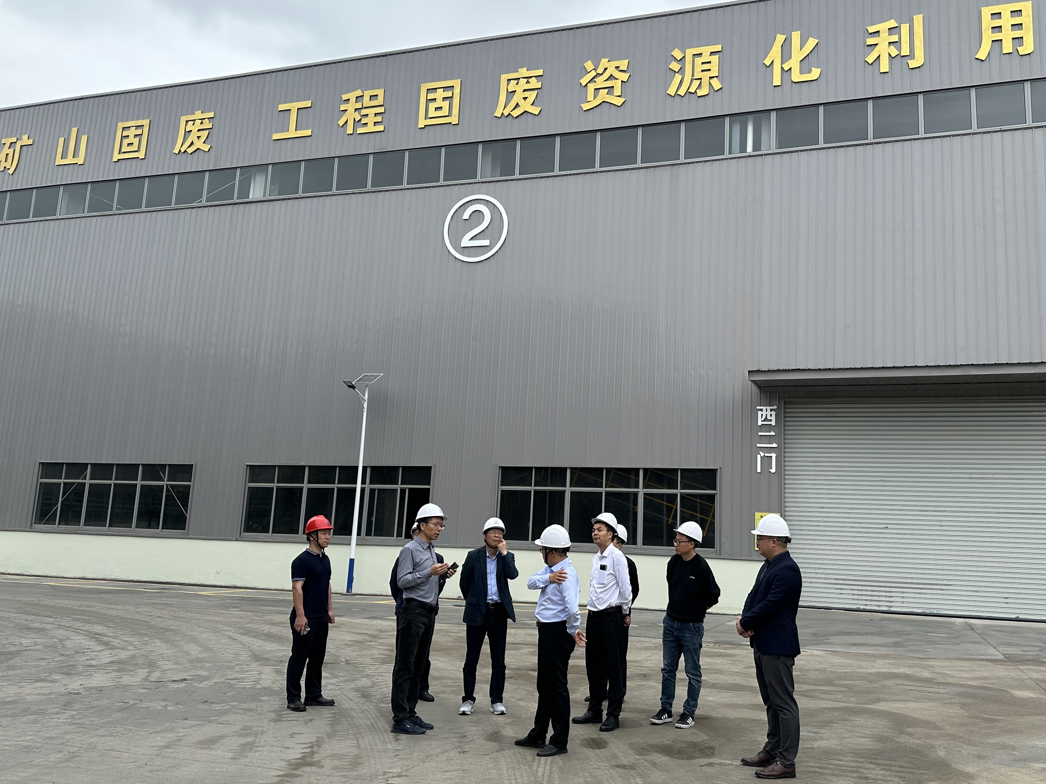 铜陵市政府相关部门领导莅临华崧控股集团南陵华崧智慧循环经济产业园调研